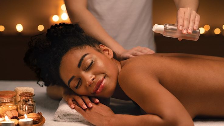 Tratamiento de relajación con aceites sobre piel morena