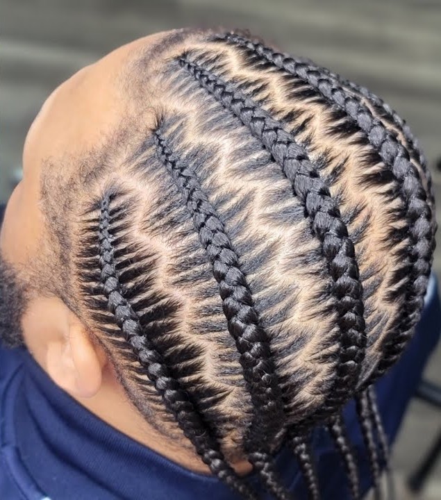 Chico con cornrows pegados al cuero cabelludo en diseño zigzag